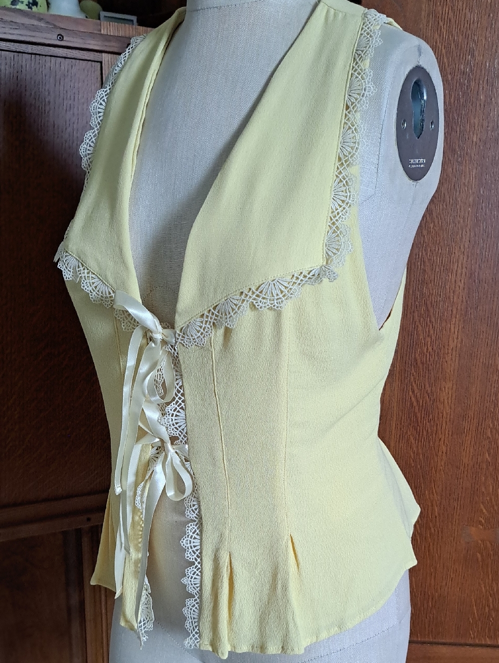 Free People "Lost In Your Love" Lace Trim Vest Top in Mellow Yellow - Size M - Picture 5 of 9